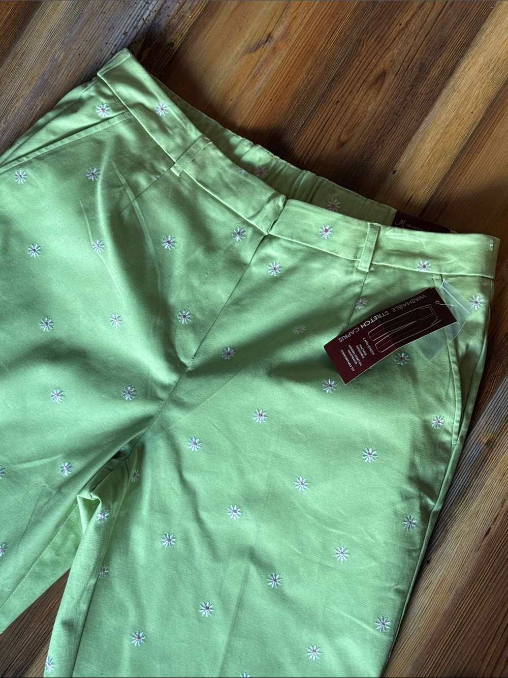 JM Collection Washable Stretch Capri Pants Size 16 Green Daisy Print